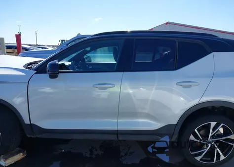 2020 Volvo Xc40 T4 R-Design из США, поврежденный, VIN YV4AC2HMXL2345850